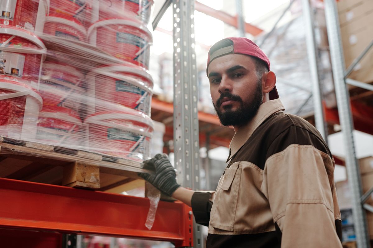 Trabajador en un entorno industrial